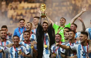 Seleção da argentina levantando a taça da copa do mundo 