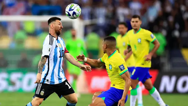 Jogador de Brasil e Argentina disputando bola em campo