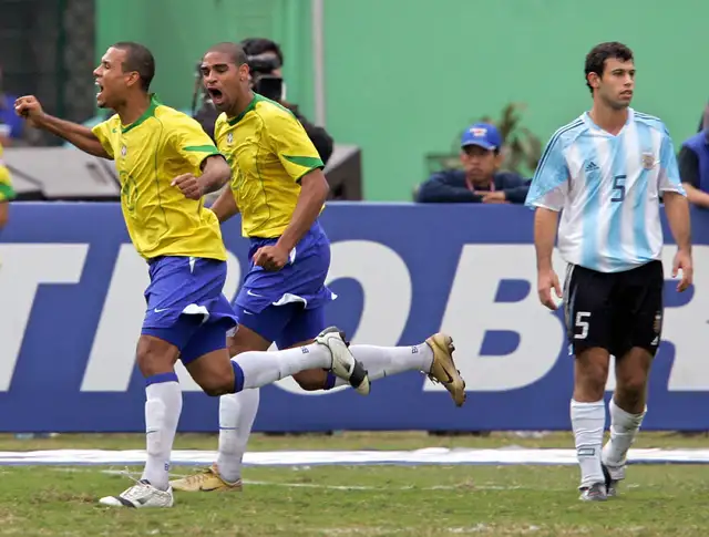 Dois jogadores do brasil e um da argentina em campo