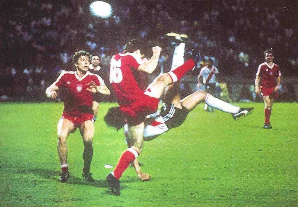 Gol de bicicleta do jogador Enzo Francescoli durante partida do River Plate contra a seleção da Polônia.