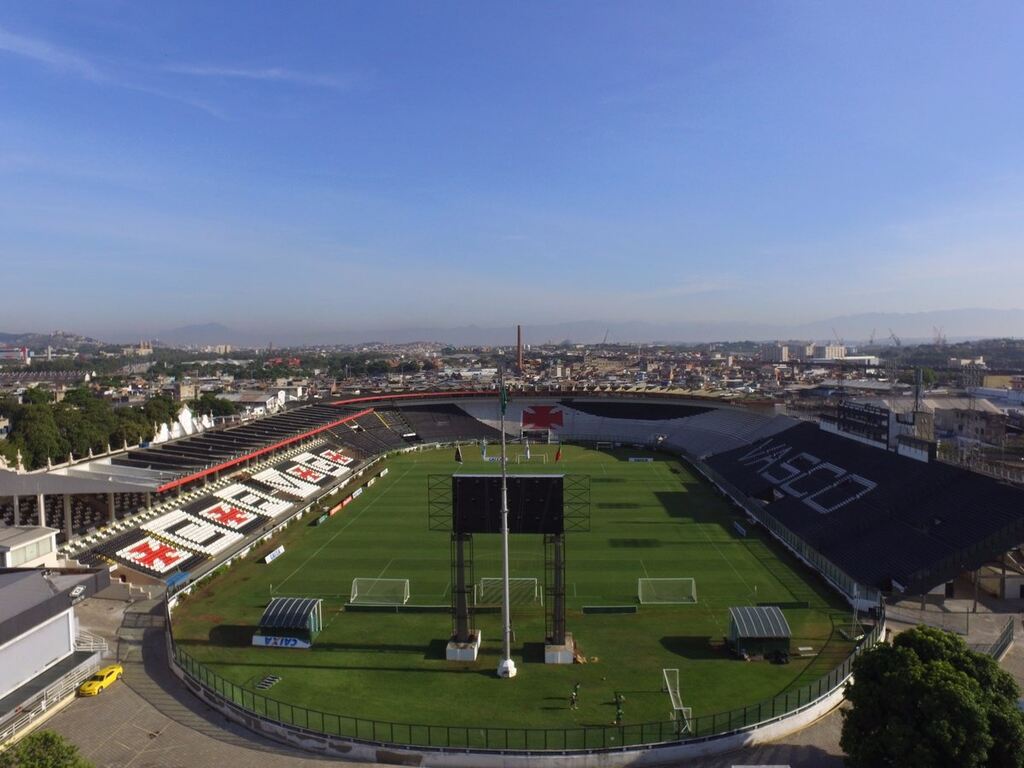 Estádio do Vasco da Gama, visto do alto, com arquibancadas vazias, durante dia de sol.