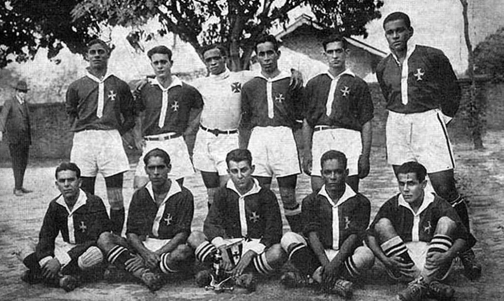 Jogadores do Vasco campeões cariocas em 1923, vestindo uniforme preto do time.