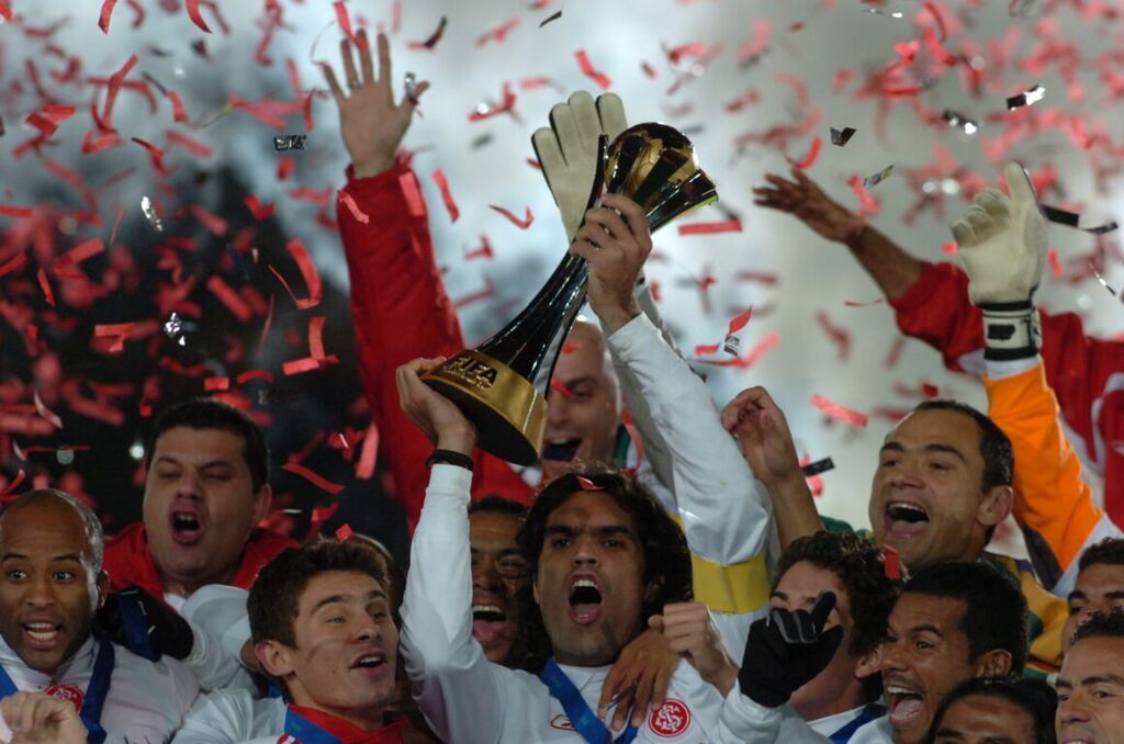 Elenco do Internacional festejando título do Mundial de Clubes de 2006 com Fernandão levantando a taça.