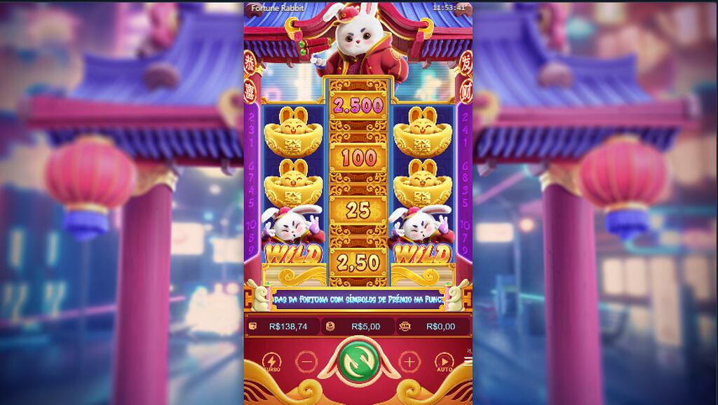 Tela do jogo de slot, Fortune Rabbit, com coelhos dourados e brancos ao redor do resultado.