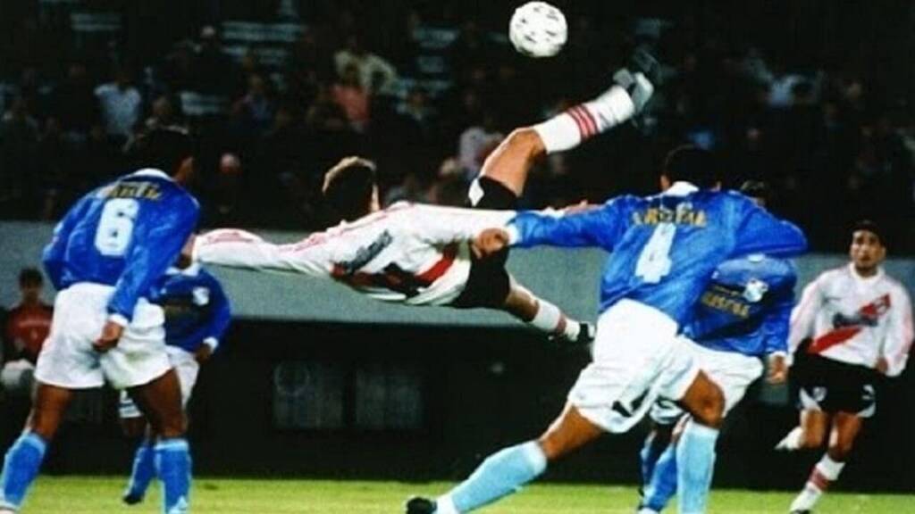 Gol de biciclta do jogador de futebol Henán Crespo pelo River Plate.