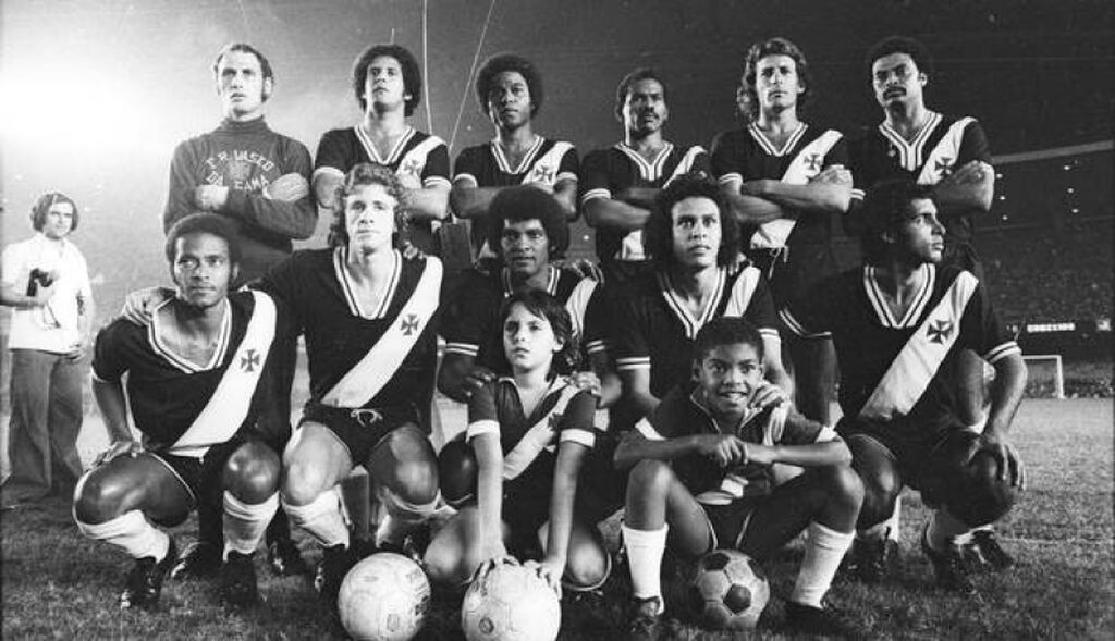 Jogadores do Vasco da Gama campeões do Campeonato Brasileiro de 1974, em preto e branco, de frente, no gramado do estádio.