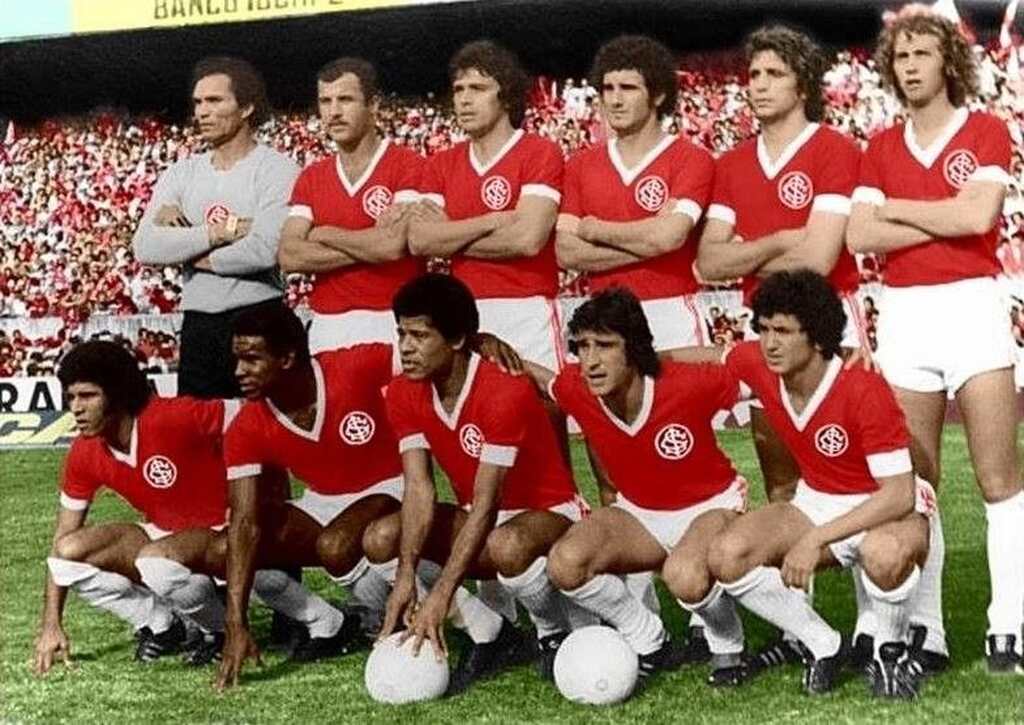 Elenco do Internacional de 1970 enfileirado e ajoelhado em estádio antes da partida.