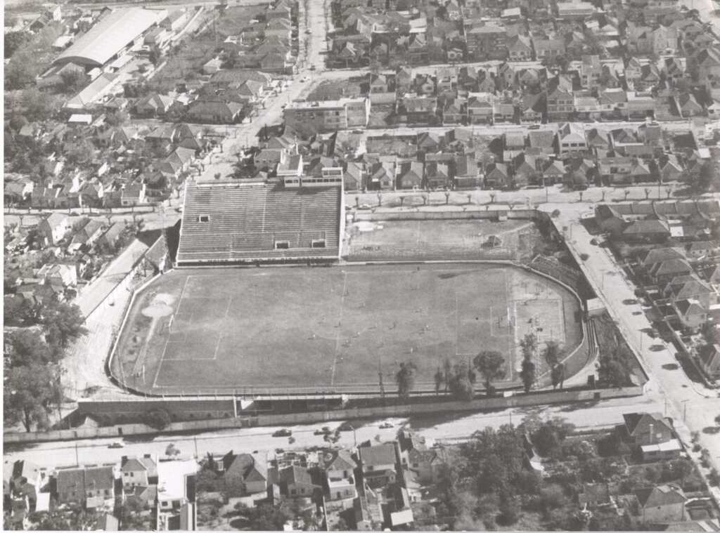 Antigo estádio dos Eucaliptos, primeira casa do Internacional, visto do alto em preto e branco.