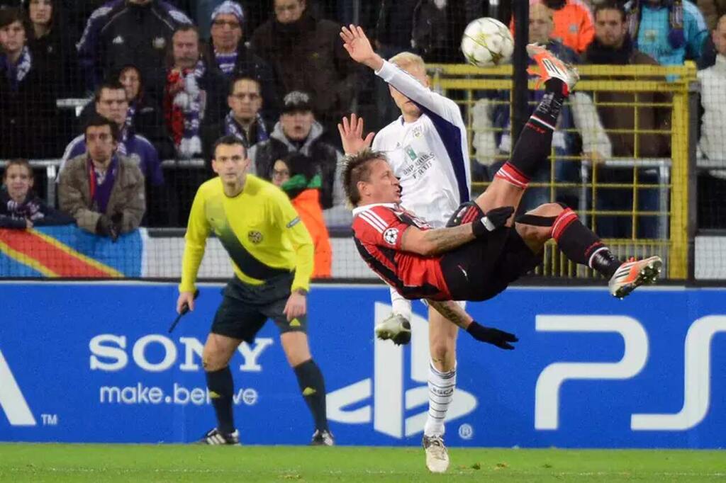 Gol do jogador de futebol Philippe Mexes contra o Anderlecht, na Champions League.