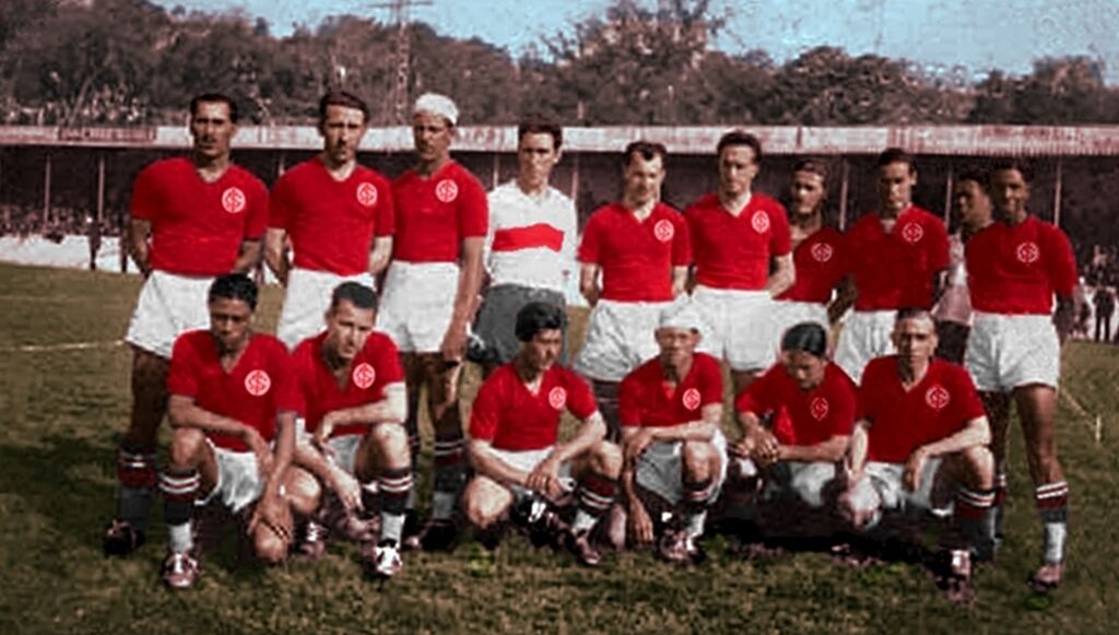 Elenco do Internacional conhecido como "Rolo Compressor" enfileirado em gramado do jogo.