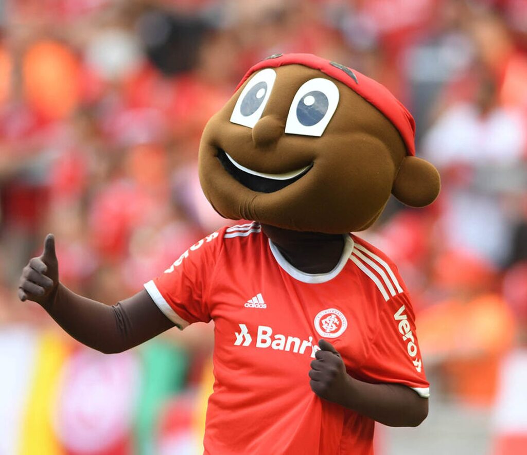 Fantasia do Saci com camisa vermelha do Internacional, mascote oficial do Internacional.