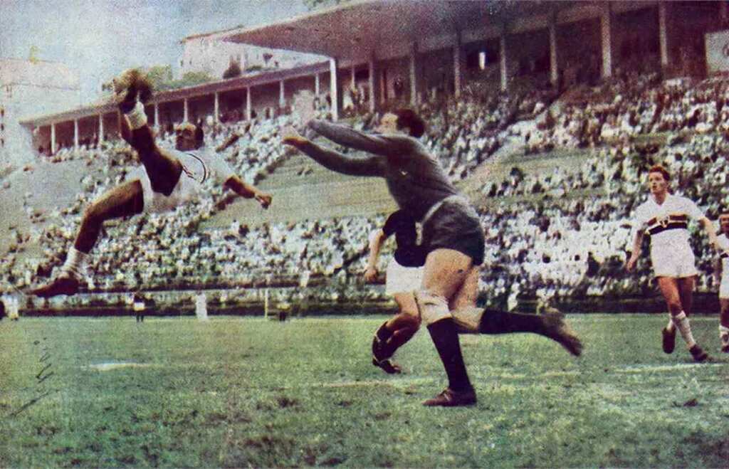 Jogador de futebol Leônidas da Silva realizando bicicleta contra goleiro do time adversário.