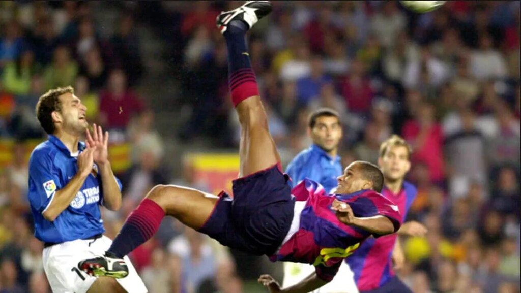 Jogador de futebol, Rivaldo, marcando gol de bicicleta pelo Barcelona.