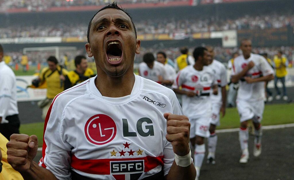 Jogadores do São Paulo comemorando a conquista do tri-campeonato brasileiro seguido.