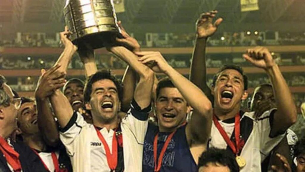 Jogados do Vasco, erguendo a taça da Copa Libertadores da América no meio do estádio.