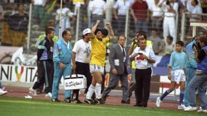 Jogador vestindo a camisa do brasil levantando uma taça 