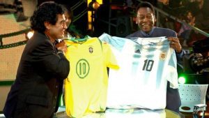 Pelé e Maradona trocando camisas do Brasil e Argentina 