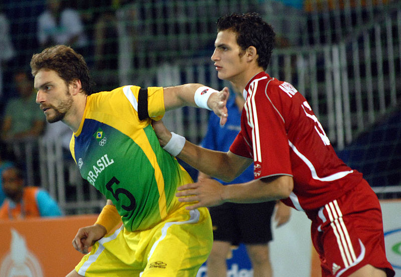 Dois jogadores de Handebol em uma disputa de bola 