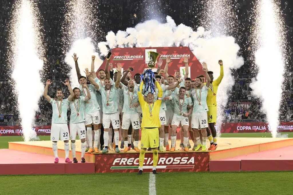 Jogadores da Inter de Milão levantando o troféu da Copa Italia