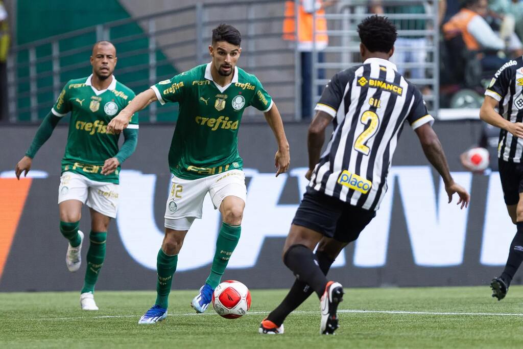 Jogadores de Palmeiras x Santos disputando bola em campo