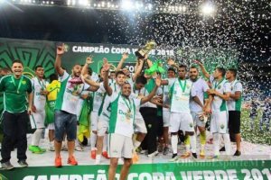 Jogadores do cuiaba comemorando um titulo 