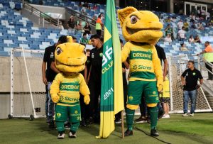 Mascotes do cuiaba em campo 