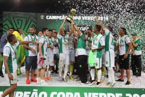 Jogadores do cuiaba levantando taça de campeão 