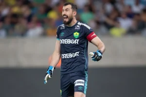 Goleiro com camisa do cuiaba em campo 