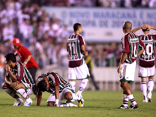 Jogadores do fluminense em campo abalados 