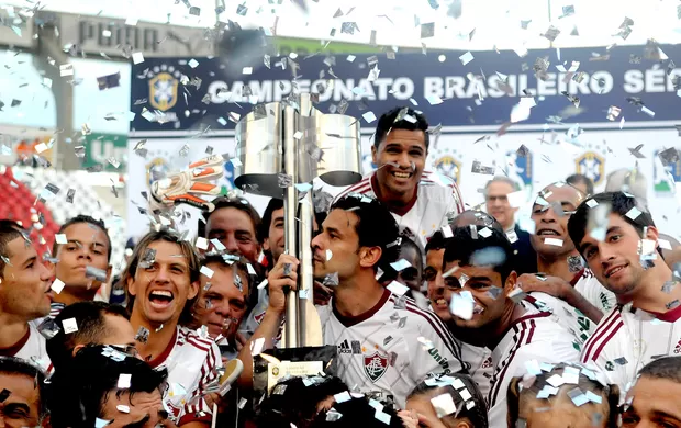 Jogadores do fluminense levantando uma taça 