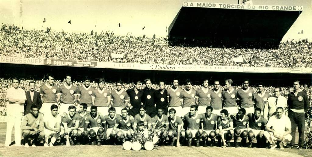 Elenco do Internacional enfileirado antes de seu primeiro jogo no Estádio Beira-Rio em 1969.