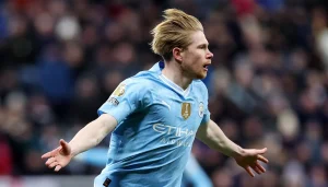 Kevin de Bruyne jogador do Manchester City comemorando um gol - 