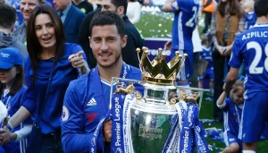 Jogador do Chelsea levantando uma taça de campeão