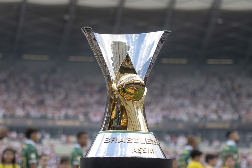 Taça do brasileirão em exposição no gramado do estádio.