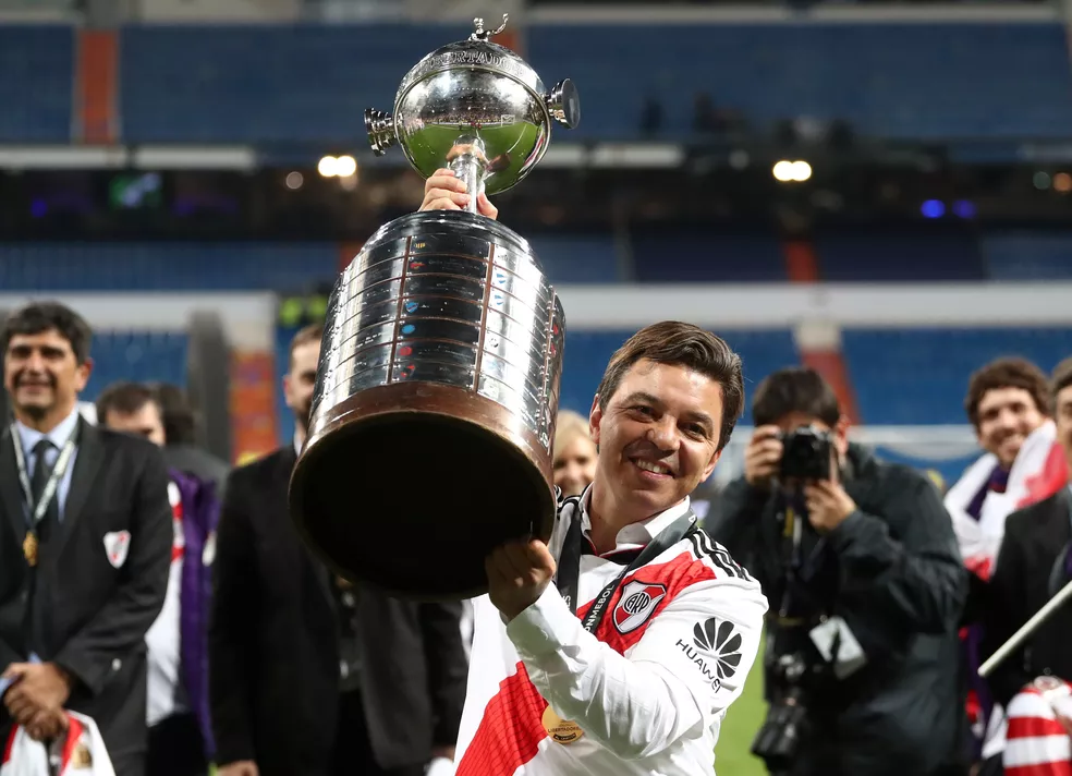 Marcelo Gallardo, levantando a taça da Libertadores quando era técnico do River Plate