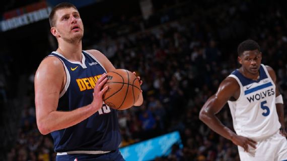 Nikola Jokic e Anthony Edwards durante partida entra Denver Nuggets e Minnesota Timberwolves na NBA Getty Images