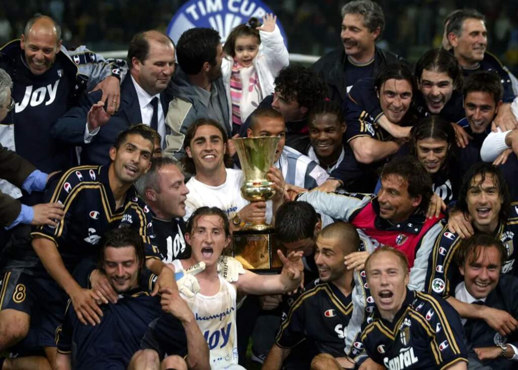 A equipe do Parma comemora a vitória da Copa da Itália 2001-2002 ao final da vitoriosa final de volta contra a Juventus