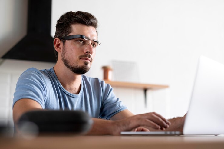 Homem sentado a frente de um notebook - Foto Freepik