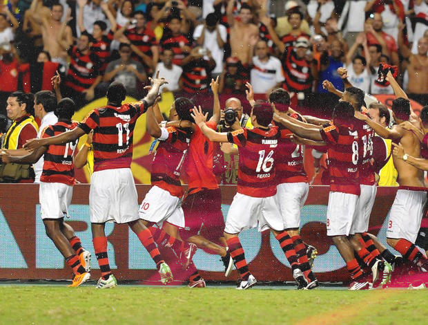 Jogadores do flamengo em uma partida de futebol