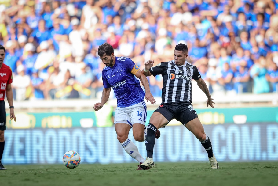 Jogadores de Atlético-MG e Cruzeiro disputando bola - Jogadores do Vitória e do Bahia em uma disputa de bola em campo - - Victor Ferreira/EC Vitória