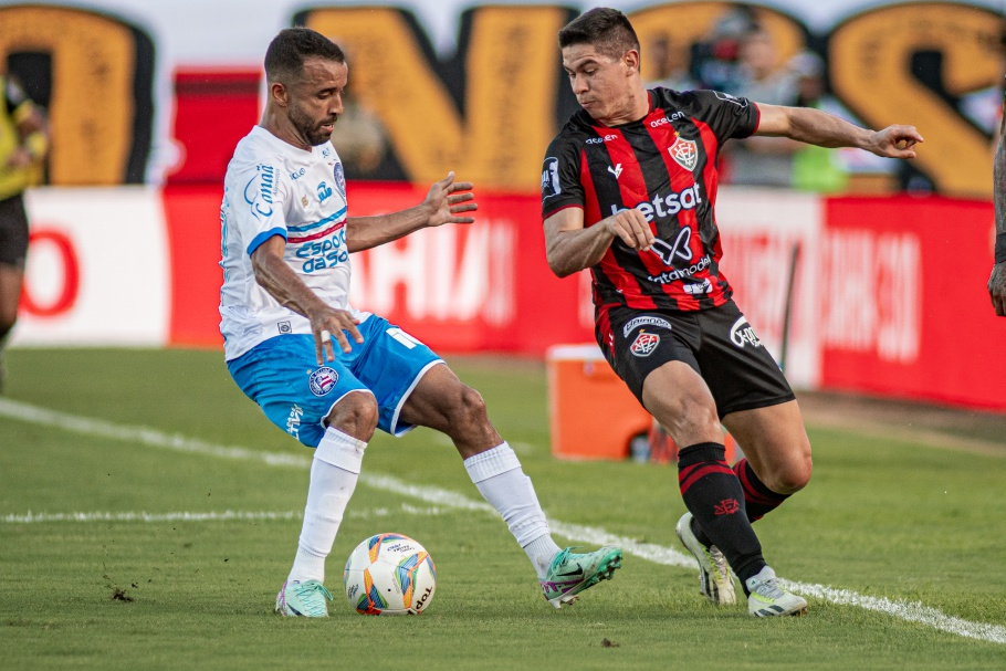 Jogadores do Vitória e do Bahia em uma disputa de bola em campo - - Victor Ferreira/EC Vitória