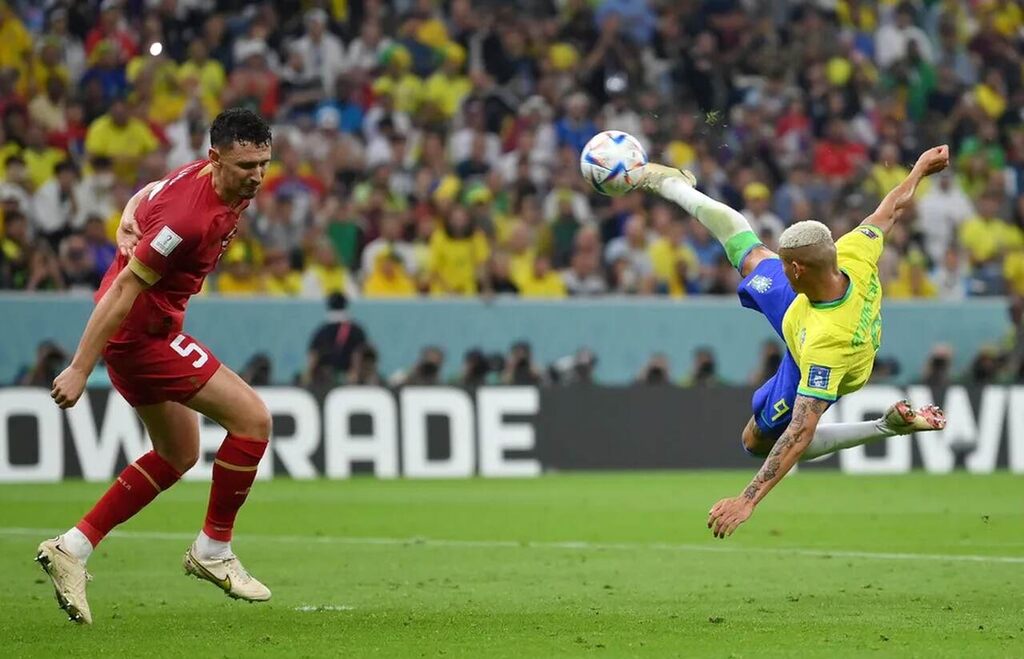 Gol de voleio do jogador de futebol Richarlison, durante partida do Brasil na Copa do Mundo.