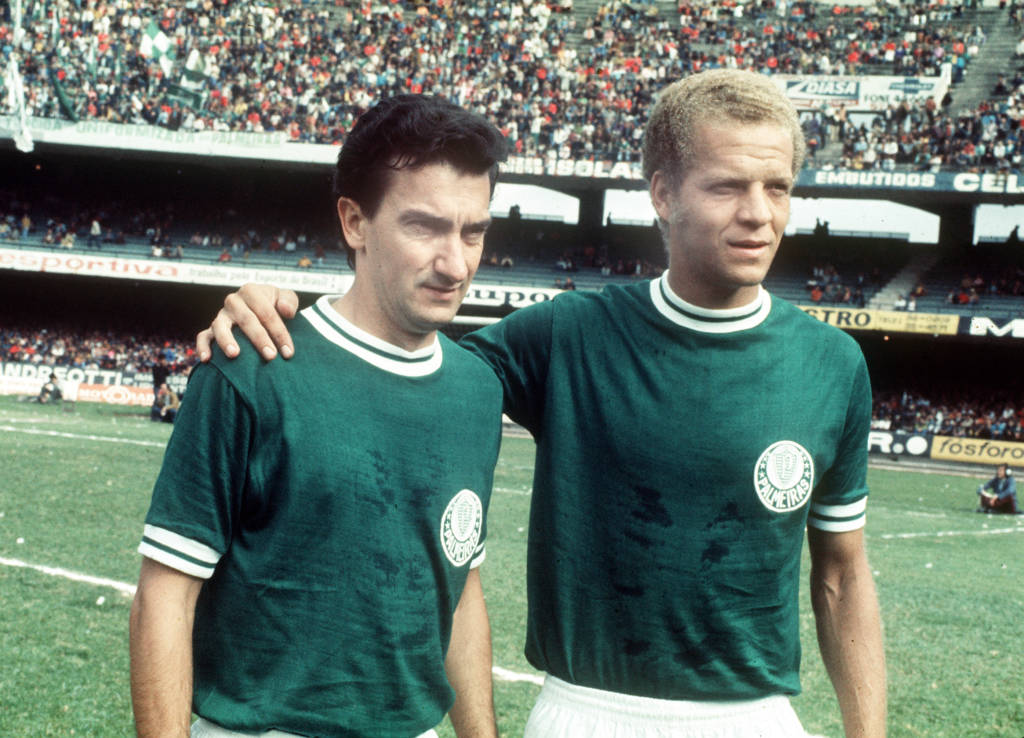 Ex-jogadores do Palmeiras, Dudu e Ademir da Guia abraçado com o uniforme do Palmeiras antes da partida.