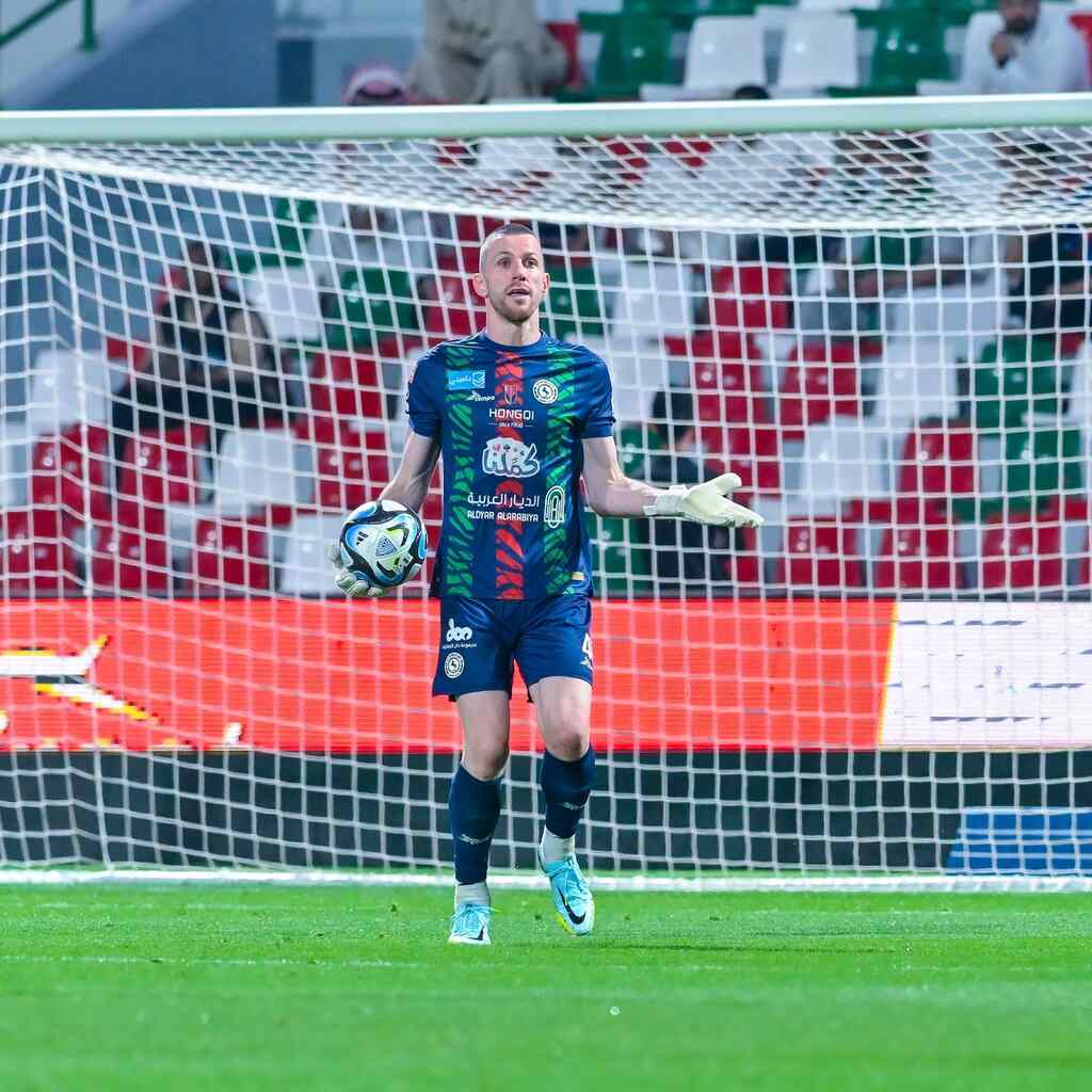 Único jogador brasileiro do Al-Ettifaq, Paulo Victor, vestindo uniforme de goleiro durante partida.