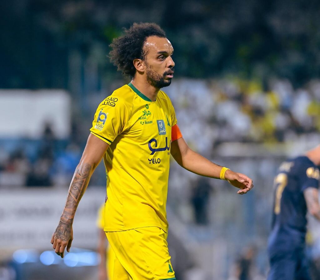 Jogador de futebol Fábio Martins, vestindo uniforme amarelo e braçadeira de capitão do Al-Khalee.