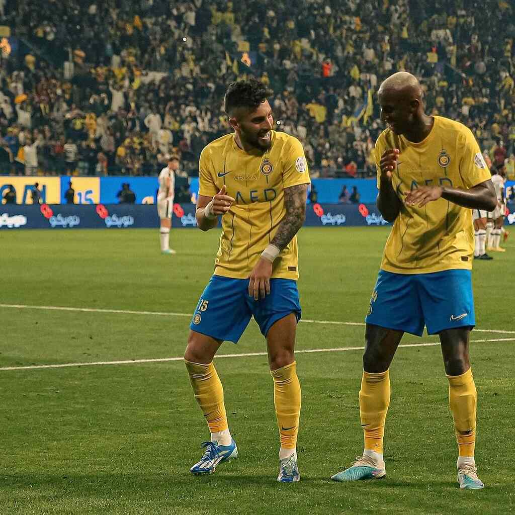 Alex Telles e Anderson Talisca comemorando juntos um gol marcado pelo Al-Nassr.