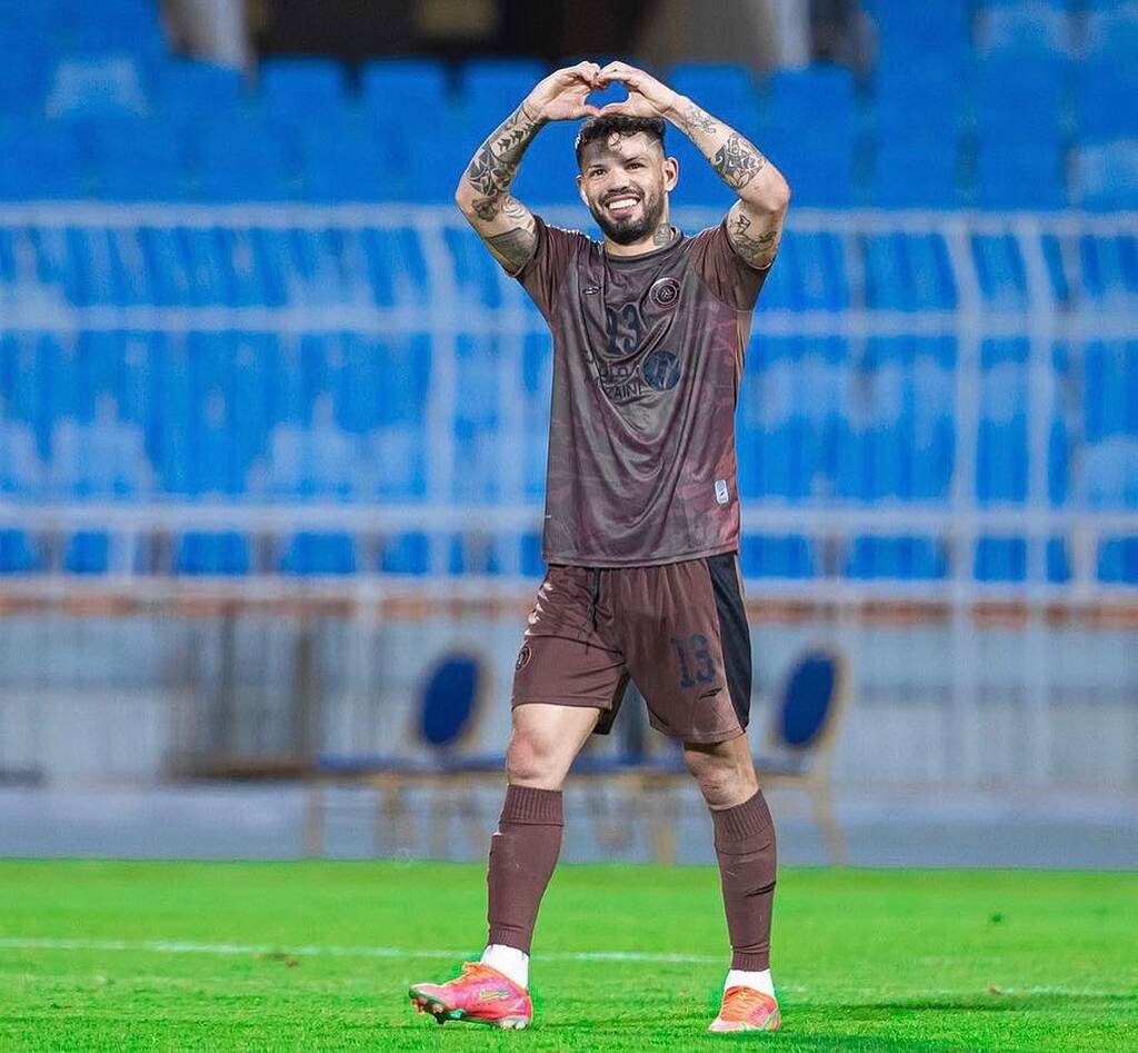 Jogador de futebol, Carlos Júnior, vestindo uniforme cinza do Al-Shabab.