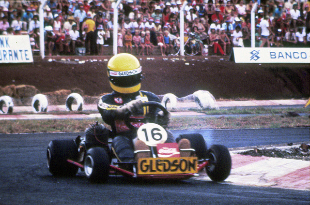 Ayrton Senna começou sua carreira no automobilismo no kart, quando ainda era uma criança - Reprodução/Instituto Ayrton Senna/Wikimedia Commons