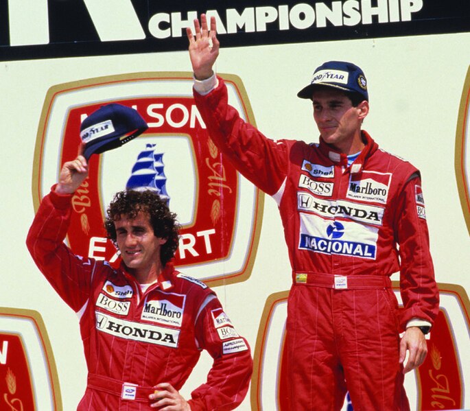 Alain Prost foi o principal “rival” de Ayrton Senna durante sua passagem como piloto na McLaren - Reprodução/Angelo Orsi/Wikimedia Commons