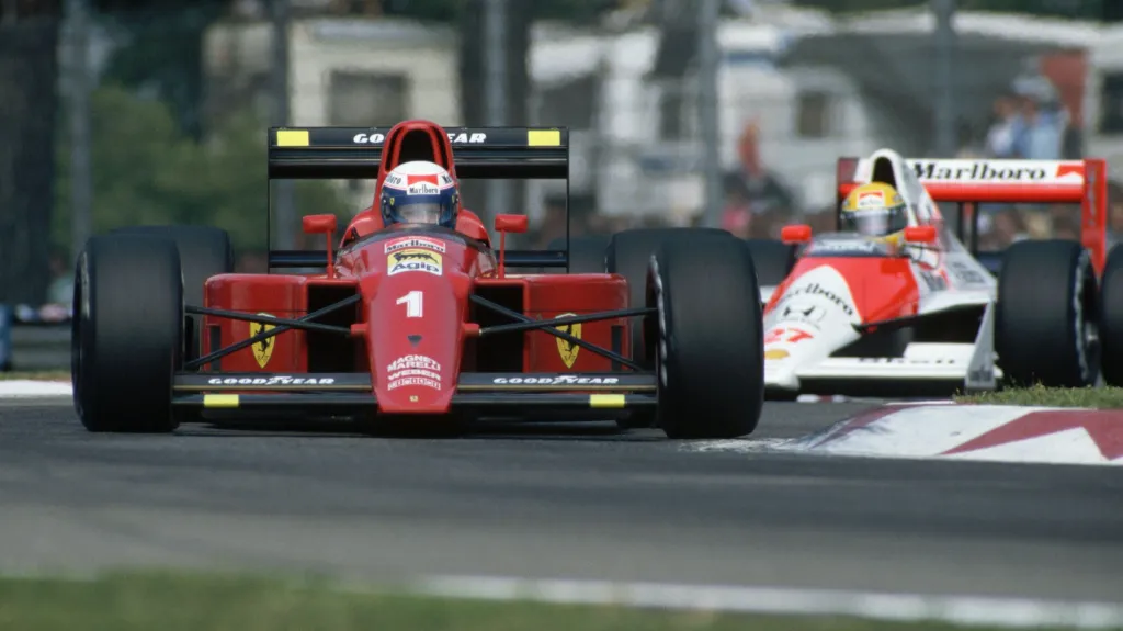 Ayrton Senna persegue Alain Prost (Ferrari) no Grande Prêmio do Japão, em 1990 - Reprodução/Jean-Yves Ruszniewski/TempSport/Corbis/VCG